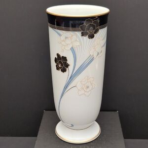 VGT,Legacy by Noritake Footed Black/White Porcelain Vase with Daffodils.